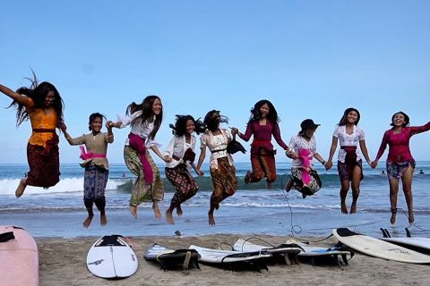 Peselancar berkebaya ikuti Kartini Go Surf di Bali sambut hari Kartini