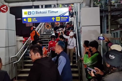 Petugas evakuasi korban kecelakaan kereta di Bekasi Timur