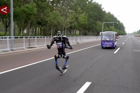 Robot humanoid berlomba dalam half marathon di Beijing