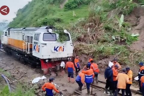 KA Ciremai terhambat longsoran di Sasaksaat, perjalanan dibatalkan