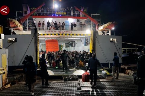 Ratusan peziarah manfaatkan penyeberangan gratis ke Larantuka NTT