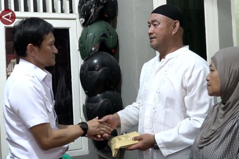 Takziah ke kediaman korban kecelakaan, Dirut KAI serahkan santunan