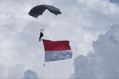 Penerjun TNI AU meriahkan HUT ke-62 Provinsi Sulawesi Tenggara
