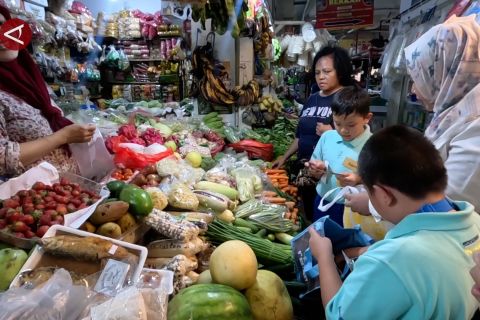 Siswa SD belajar transaksi ekonomi di pasar tradisional Bogor