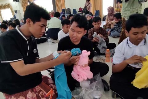 SLB Negeri Semarang asah kreativitas siswa dengan pelatihan seni kria