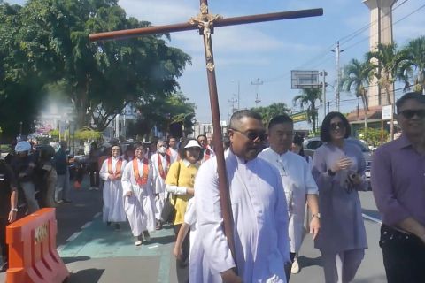 Umat Katolik di Kota Magelang lakukan "Jalan Salib" saat Jumat Agung