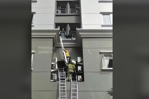 Petugas Damkar evakuasi korban kebakaran apartemen di Jakarta Barat