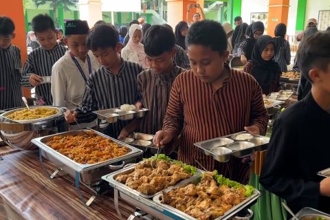 Menko Pangan: Pemerintah siapkan 3 aturan baru perkuat program MBG&lrm;