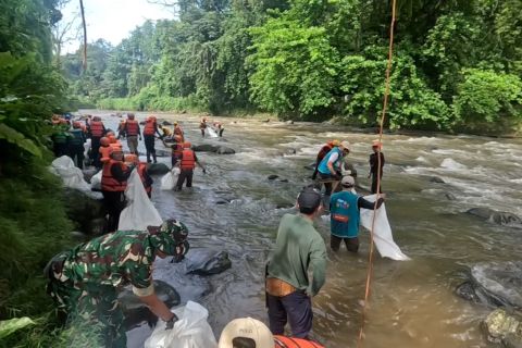 Operasi Plastik di Bogor angkat 1,2 ton sampah dari Sungai Ciliwung