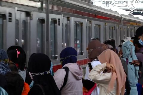 KRL menuju dan dari Stasiun Cikarang hanya berhenti di Stasiun Bekasi