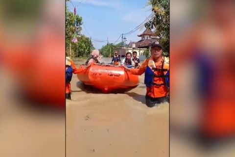 Empat kecamatan di Demak dilanda banjir, pengungsi terus bertambah