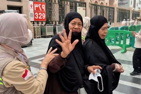 Petugas Haji dampingi jamaah hadapi cuaca panas ekstrem di Madinah