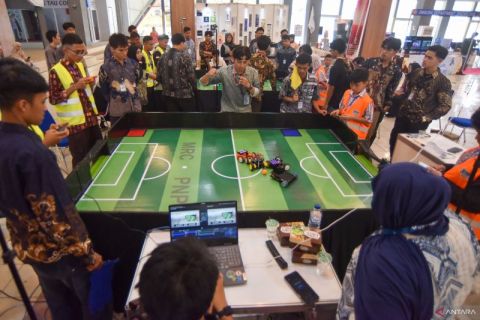 Keseruan bertanding sepak bola gunakan robot di Youth Innovators Fest 2026