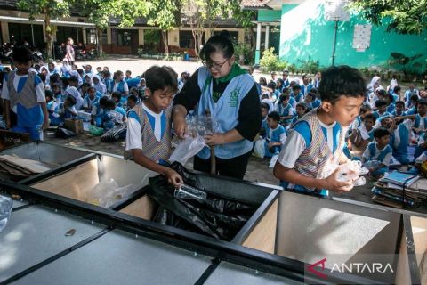 Edukasi pengelolaan sampah sejak dini di sekolah