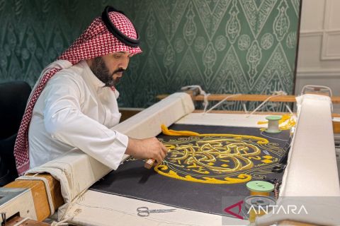 Pekerja sulam kiswah Ka'bah dengan benang emas di Makkah