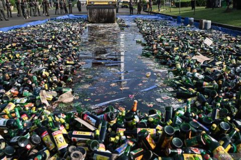 Satpol PP musnahkan 10 ribu botol miras hasil razia