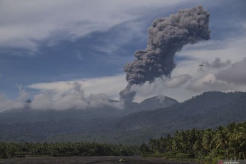 Jalur pendakian Gunung Dukono ditutup total akibat aktivitas vulkanik