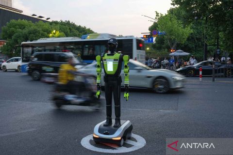 Polisi robot cerdas mulai digunakan mengatur lalu lintas di Hangzhou China