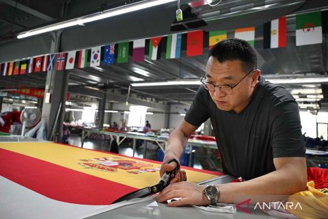 Pabrik tekstil China sibuk memproduksi bendera menjelang perhelatan Piala Dunia 2026