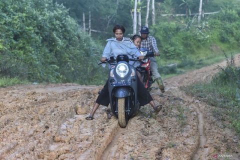 Jalan tanah akses desa terpencil di Jambi