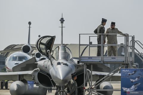 Presiden Prabowo serahkan alutsista pada TNI