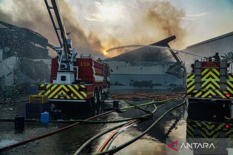 Proses pendinginan lokasi kebakaran gudang plastik di Cengkareng