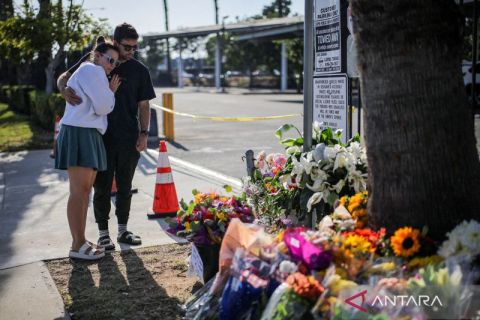Solidaritas warga Amerika Serikat berikan penghormatan untuk korban penembakan di Islamic Center San Diego