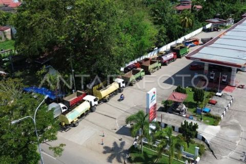Antrean kendaraan mengisi BBM di Padang