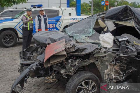 Polisi gelar olah TKP kecelakaan lalu lintas yang menewaskan 2 orang dari rombongan DPR