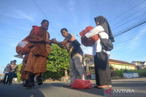 Warga lintas agama di Klaten turut berbagi untuk Biksu dalam perjalanan ke Borobudur