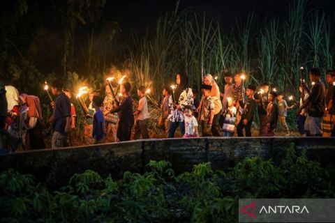 Pawai obor dan  tradisi takbir keliling kampung menyambut  Idul Adha