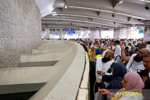 Jamaah haji melaksanakan ibadah Lempar Jumrah di Mina
