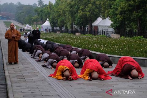 Umat Budha melakukan prosesi tiga langkah Namaskara sambut Waisak di Candi Borobudur