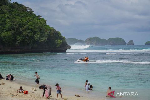 Mengintip objek wisata Pantai Teluk Asmara di Kabupaten Malang