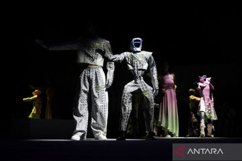 Dobrak industri fesyen, robot humanoid tampil memukau di peragaan busana AI Seoul 2026