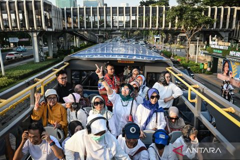 Bikin haru dan bangga, begini cara Transjakarta manjakan puluhan lansia nikmati langit Jakarta