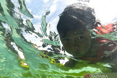 Latihan melaut bagi anak Suku Bajo di Pulau Labengki