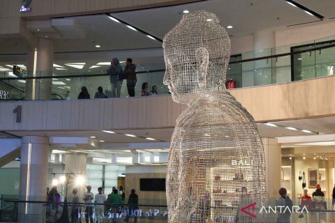Rupang Buddha dari kawat baja antikarat hiasi pusat perbelanjaan sambut Waisak di Surabaya