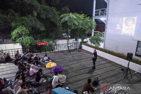 Diskusi Taman Langit membahas buku fotografi Ursyalim karya Muhammad Adimaja