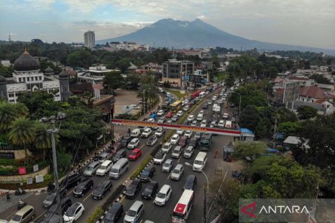 Polisi lakukan sistem One Way urai kamacetan saat libur panjang di Puncak Bogor