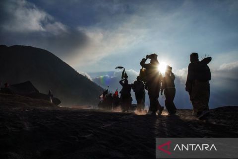 Masyarakat Tengger sucikan diri lewat ritual Melasti di Bromo