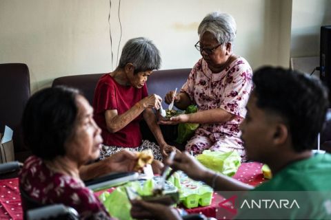 Lansia berbelanja mandiri dalam peringatan Hari Lanjut Usia Nasional