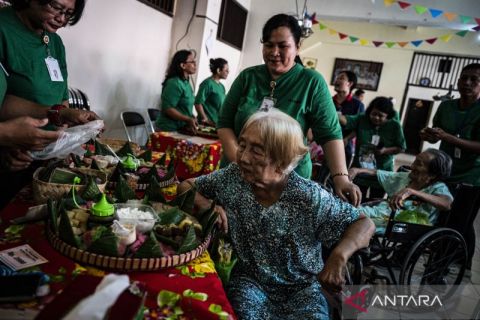 Peringati Hari Lansia Nasional, penghuni panti jompo di Semarang diajak berbelanja makanan