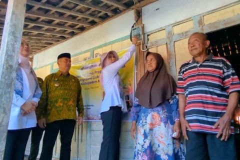 513 keluarga di Madiun terima pemasangan listrik gratis