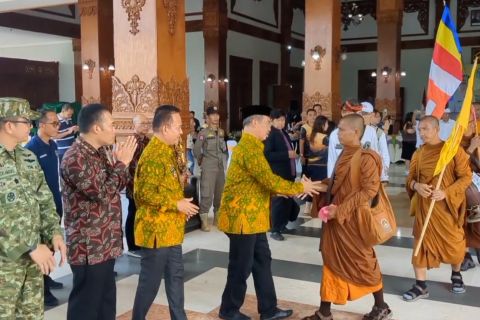 Bupati Madiun lepas 57 biksu Indonesia Walk for Peace menuju Borobudur