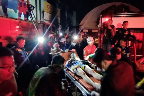 Metro Sport Center Semarang terbakar, dua orang dievakuasi