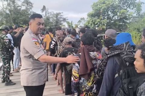 Antisipasi gangguan KKB, TNI-Polri evakuasi 44 pendulang emas