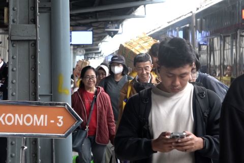 Long weekend, ribuan penumpang kereta api bergerak tinggalkan Jakarta