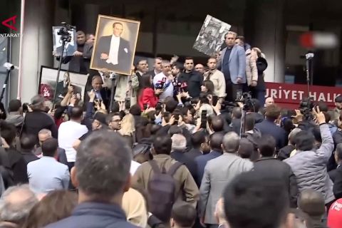 Ribuan orang demo usai pengadilan batalkan pimpinan oposisi Turki