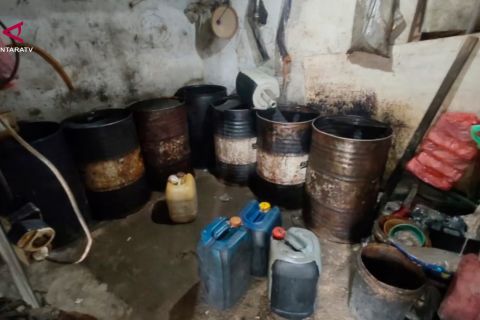 Polda Babel gerebek gudang penimbunan 1.500 liter BBM subsidi
